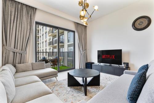 Radiant 1BR with Pool & Gym, 10 MIN Dubai Hills Mall, Dubaj