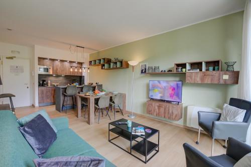 Deluxe Two-Bedroom Apartment with Mountain View