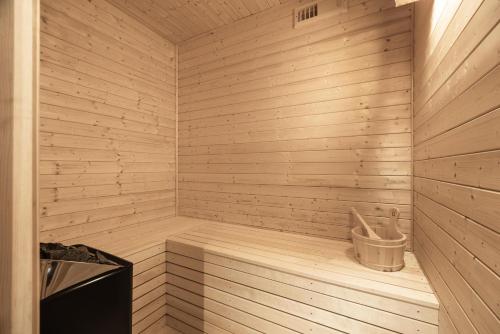 Saga Hytte | 6p | With Sauna, Hot Tub & Water View in วราดาล