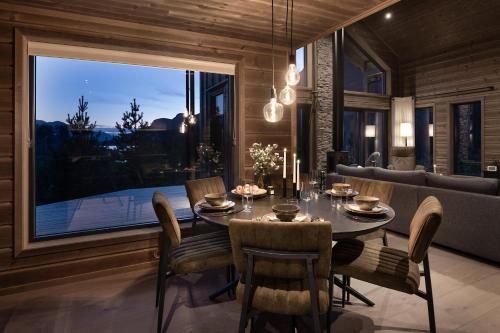 Saga Hytte | 6p | With Sauna, Hot Tub & Water View in วราดาล