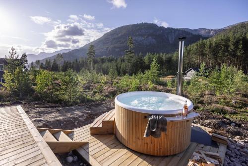 Saga Hytte | 6p | With Sauna, Hot Tub & Water View in วราดาล