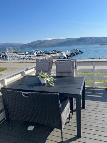 Balkons/terase, Sjøhus med en praktfull utsikt in Tverlandet
