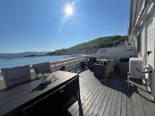 Balkons/terase, Sjøhus med en praktfull utsikt in Tverlandet