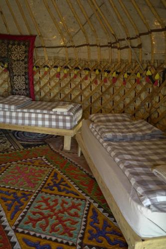 4 twin beds