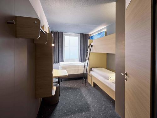 1 double bed, 1 bunk bed