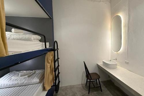 room detail thumbnail 2