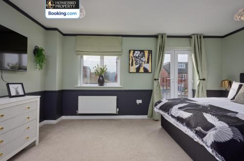 4 Bedroom House By Homebird Property Management Short Lets & Serviced Accommodation Leeds with Parki in Far Royds
