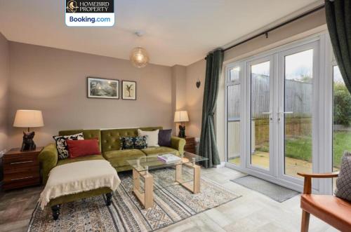 4 Bedroom House By Homebird Property Management Short Lets & Serviced Accommodation Leeds with Parki in Far Royds