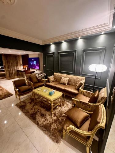 شقه فاخره بتصميم ملكي بغرفتي نوم في سوريا الرئيسي المهندسين – khách sạn tại Mohandesin