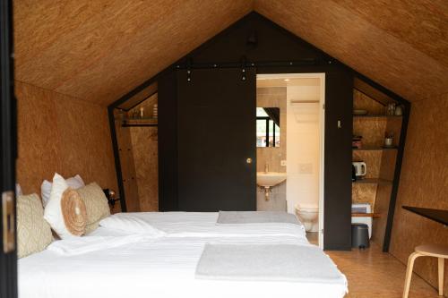 Tenthuisje in het groen, een suite met eigen badkamer in Callantsoog