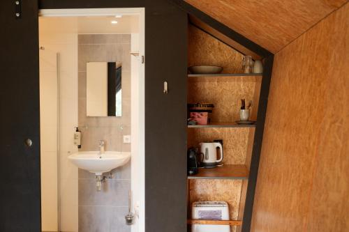 Tenthuisje in het groen, een suite met eigen badkamer, Callantsoog (Foto 3)