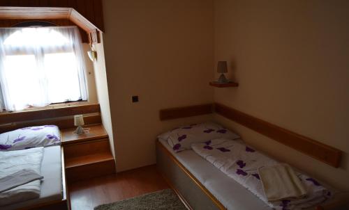 2 twin beds