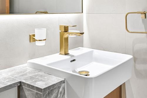 Chic 1BR with Balcony in JVC Dubai, Dubai (photo 9)