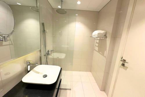 Stunning Burj Views Studio Mins to Dubai Mall 603, Dubai (photo 9)