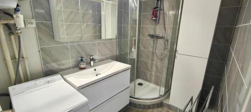 Residence "Le Lagon Bleu" with swimming pool near Kyriad Centre Frejus - Saint Raphael