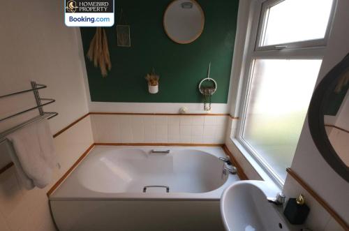 5 Bedroom House By Homebird Property Management Short Lets & Serviced Accommodation Leeds With Free Parking & Garden, Leeds (Foto 8)