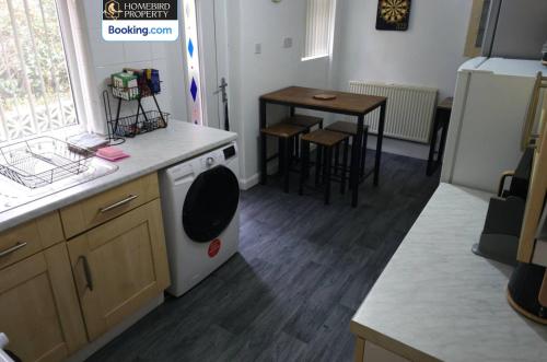 5 Bedroom House By Homebird Property Management Short Lets & Serviced Accommodation Leeds With Free Parking & Garden, Leeds (Foto 7)