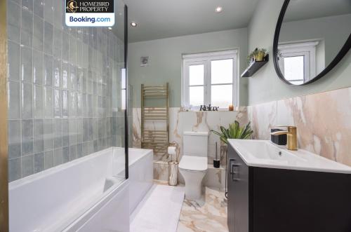 Luxuriou 5 Bedroom House By Homebird Property Management Short Lets & Serviced Accommodation Leeds With Private Parking & Free WiFi, Leeds (Foto 9)