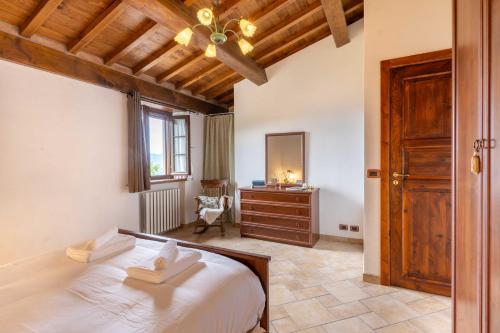 Villa Soli - Casa in Pietra con Piscina Panoramica in Villa Collemandina