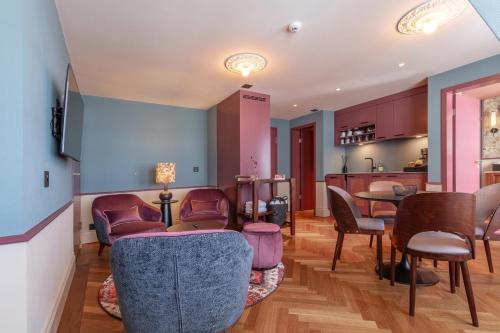 2 bedrooms, 4 beds