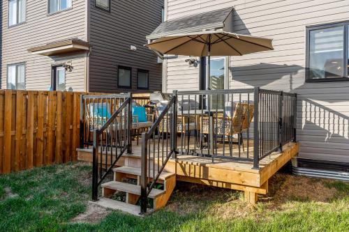 King Bed, AC, Fenced Yard, Family Friendly, 5 min South Health Campus, Calgary (zdjęcie 3)