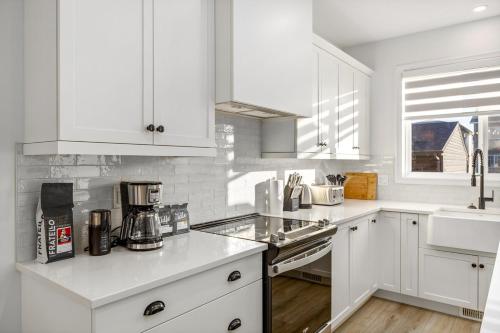 King Bed, AC, Fenced Yard, Family Friendly, 5 min South Health Campus, Calgary (zdjęcie 4)