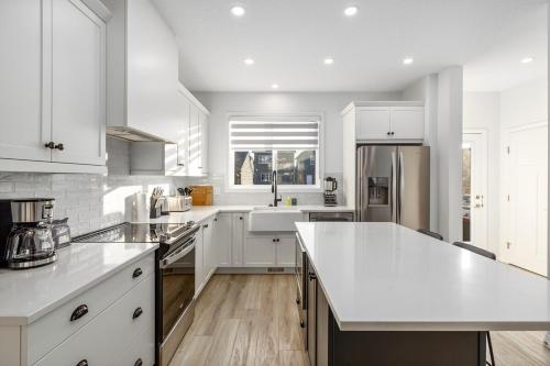 King Bed, AC, Fenced Yard, Family Friendly, 5 min South Health Campus, Calgary (zdjęcie 6)