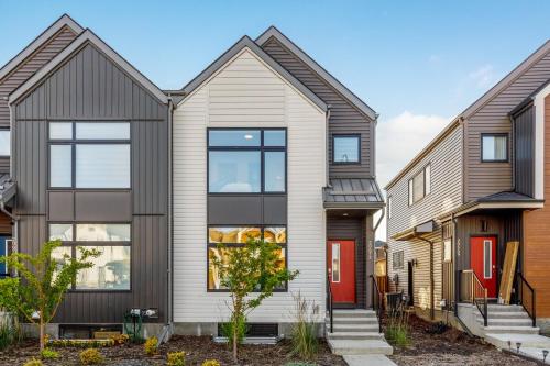 King Bed, AC, Fenced Yard, Family Friendly, 5 min South Health Campus, Calgary (zdjęcie 7)
