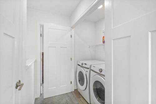 King Bed, AC, Fenced Yard, Family Friendly, 5 min South Health Campus, Calgary (zdjęcie 11)