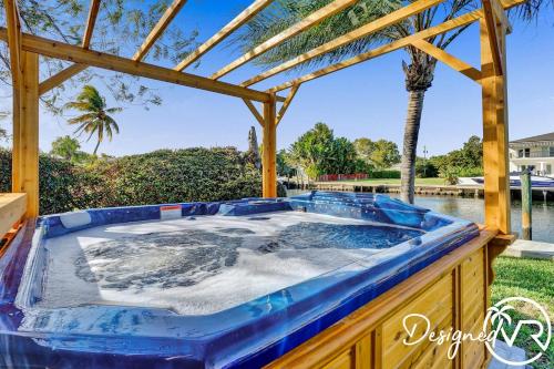 Amazing 7 BR Villa with Heated POOL near the Beach in Hallandale Beach, USA
