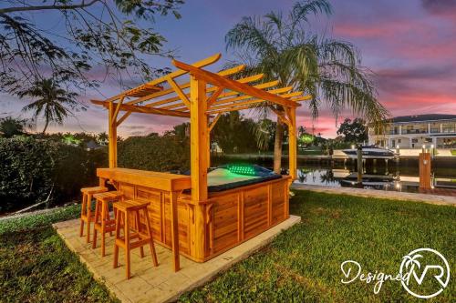 Amazing 7 BR Villa with Heated POOL near the Beach in Hallandale Beach, USA