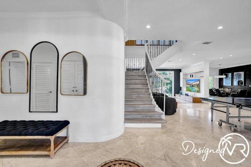 Amazing 7 BR Villa with Heated POOL near the Beach in Hallandale Beach, USA
