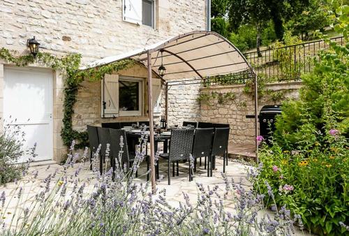 Balkons/terase, Le Prieuré beautiful 4 bedroom stone apartment with pool (Le Prieure beautiful 4 bedroom stone apartment with pool) in Saint-Germain-du-Bel-Air