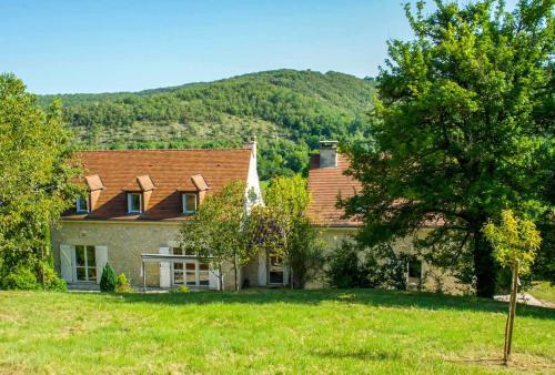 Le Prieuré beautiful 4 bedroom stone apartment with pool (Le Prieure beautiful 4 bedroom stone apartment with pool) in Saint-Germain-du-Bel-Air