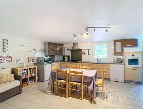 Le Prieuré beautiful 4 bedroom stone apartment with pool (Le Prieure beautiful 4 bedroom stone apartment with pool) in Saint-Germain-du-Bel-Air