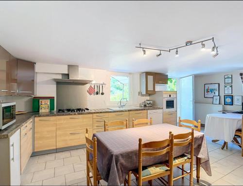 Le Prieuré beautiful 4 bedroom stone apartment with pool (Le Prieure beautiful 4 bedroom stone apartment with pool) in Saint-Germain-du-Bel-Air