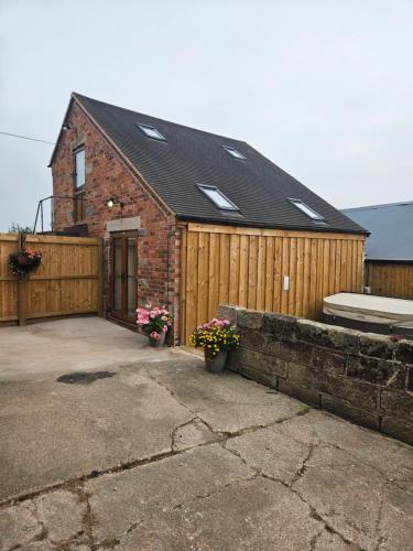 The Woottons Barn with Hot Tub in Croxden