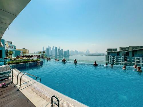 Seven Palm Jumeirah! Exceptional Rooftop Infinity Pool! Private Beach! Studio with a Balcony!, Dubaj (zdjęcie 2)