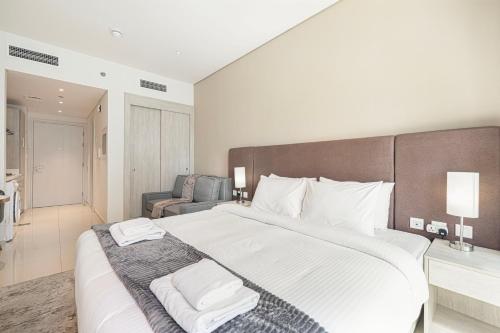 Seven Palm Jumeirah! Exceptional Rooftop Infinity Pool! Private Beach! Studio with a Balcony!, Dubaj (zdjęcie 7)