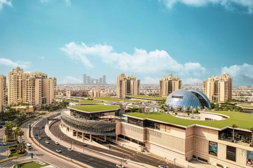 Seven Palm Jumeirah! Exceptional Rooftop Infinity Pool! Private Beach! Studio with a Balcony!, Dubaj (zdjęcie 10)