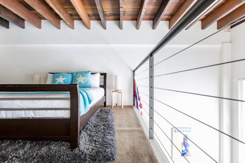 Oversized Designer Warehouse in Surry Hills City - image 2