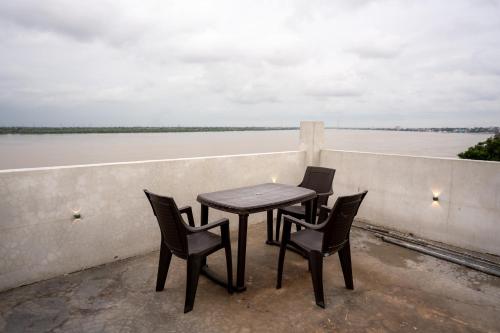 balkon/terras, Varanasi Rest House  in Benares