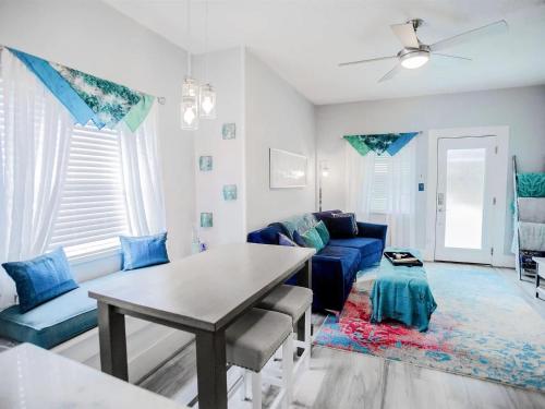 Soothing Blues in Peaceful 2BR 1BA Cottage in Nederland (Texas)