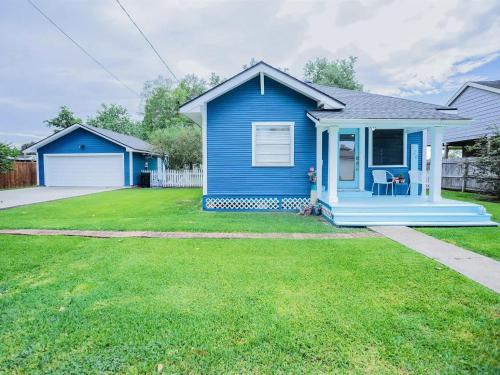 Soothing Blues in Peaceful 2BR 1BA Cottage in Nederland (Texas)