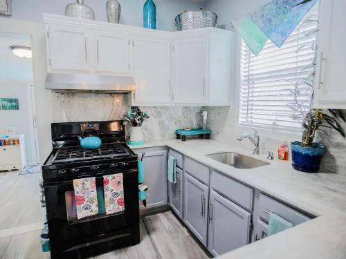 Soothing Blues in Peaceful 2BR 1BA Cottage in Nederland (Texas)