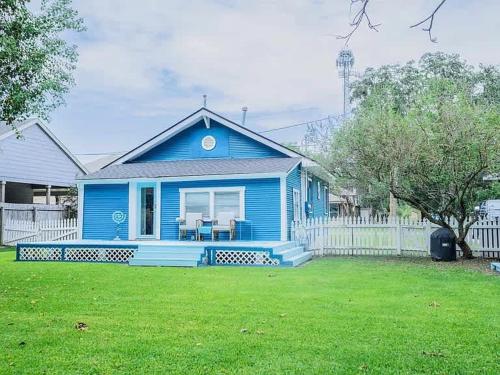 Soothing Blues in Peaceful 2BR 1BA Cottage in Nederland (Texas)