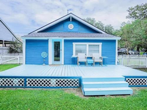 Soothing Blues in Peaceful 2BR 1BA Cottage in Nederland (Texas)