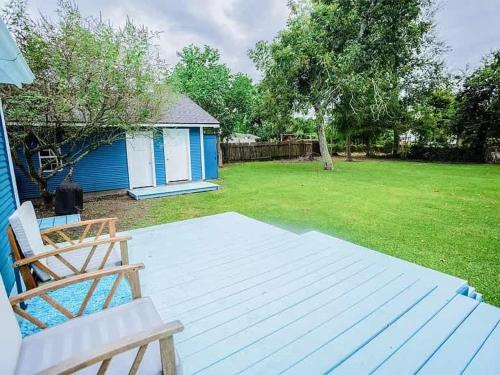 Soothing Blues in Peaceful 2BR 1BA Cottage in Nederland (Texas)