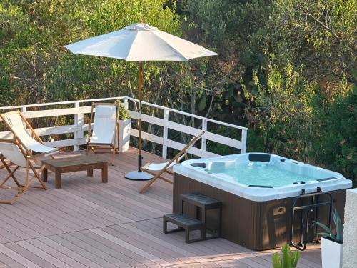 جاكوزي, Peace, relaxation, nature, and the sea in Caragol