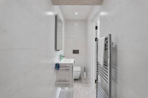 Edinburgh's Finest - Chic and Luxurious Shore Apartment, Edinburgh (photo 8)